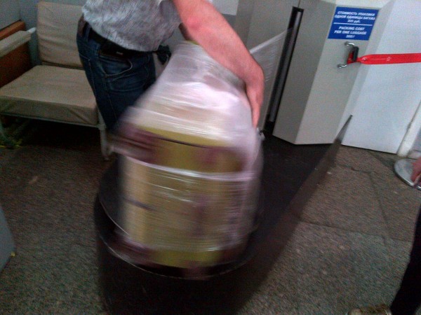 Упаковка багажа в аэропорту